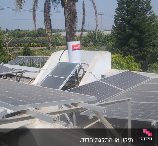 דוד שמש ומערכת פאנלים סולאריים על גג